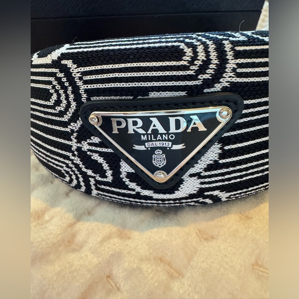 Prada Maglia Jacquard Nero & Blanco padded headband🖤add Italian sophistication 🖤